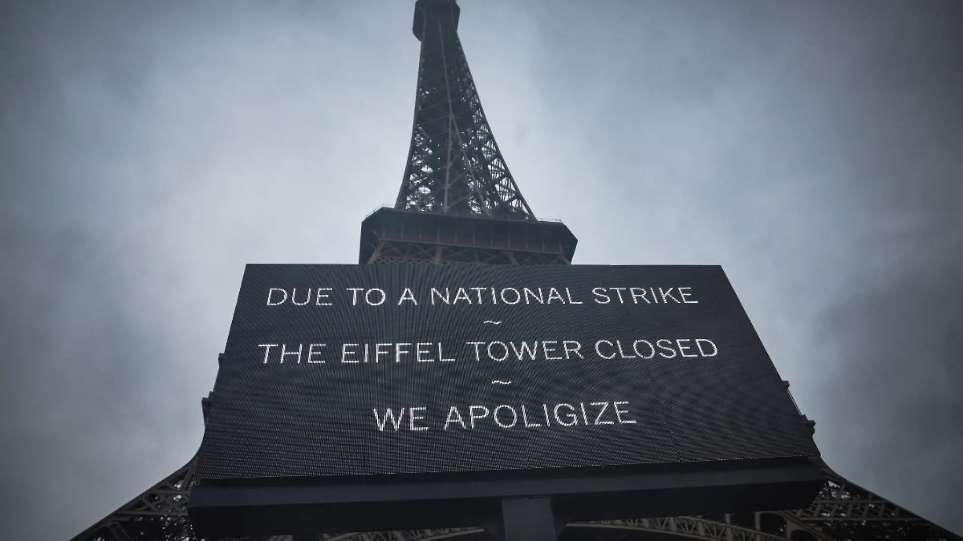 Cierran acceso a la Torre Eiffel